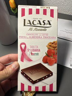 Foto de Chocolate con leche sabor fresa y almendra troceada