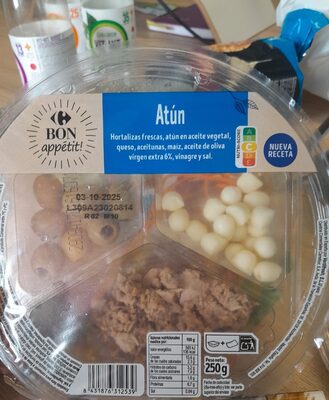 Foto de Atún. Hortalizas frescas, atún, queso, aceitunas y maíz. Con salsa vinagreta