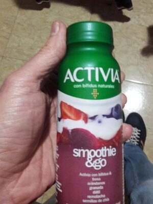 Foto de Activia Smoothie & Go de fresa, arándanos, granada, dátil, remolacha y semillas de chía