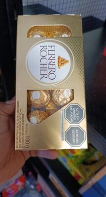 Foto de Bombones cubiertos con chocolate con leche y avellanas rellenos