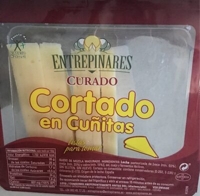 Foto de Queso curado cortado en cuñitas