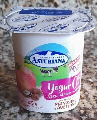 Foto de Yogur con trozos de manzana y avellana