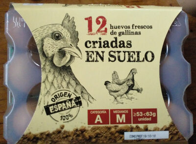 Foto de 12 huevos frescos de gallinas criadas en el suelo