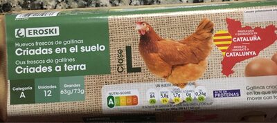 Foto de Huevos frescos de gallinas criadas en el suelo