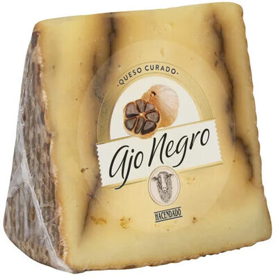 Foto de Queso De Oveja Curado Con Ajo Negro