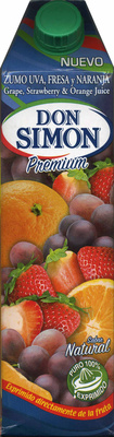 Foto de Zumo de uva, fresa y naranja exprimido
