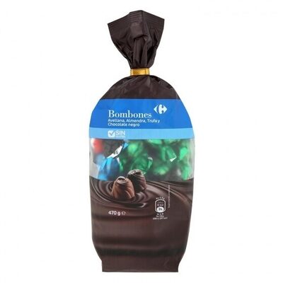 Foto de Surtido De Bombones De Chocolate Con Leche Rellenos De Avellana, Almendra Y Trufa Y Bombón De Chocolate.