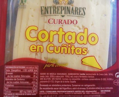 Foto de Queso curado cortado en cuñitas