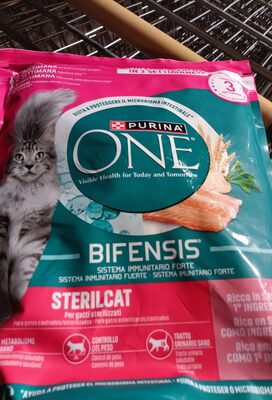Foto de purina One salmone sterilizzati
