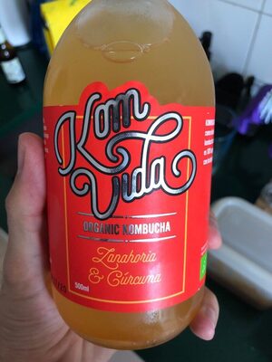 Foto de Organic kombucha bebida de zanahoria y cúrcuma