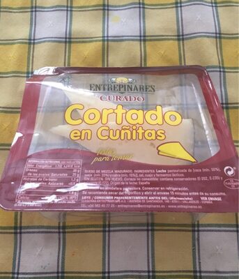 Foto de Queso curado cortado en cuñitas