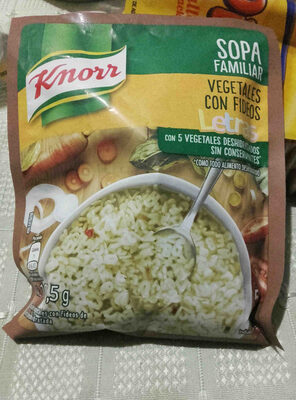 Foto de sopa familiar/ vegetales con fideos letras