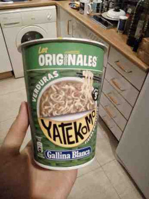 Foto de Yatekomo fideos orientales instantáneos con verduras listos en 3 minutos vaso 59 g