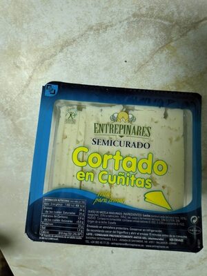 Foto de Queso semicurado cortado en cuñas