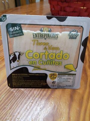 Foto de Queso tierno de vaca cortado en cuñitas
