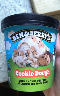 Foto de Cookie Dough Vanilla Ice Cream with Chunks of Chocolate Chip Cookie Dough